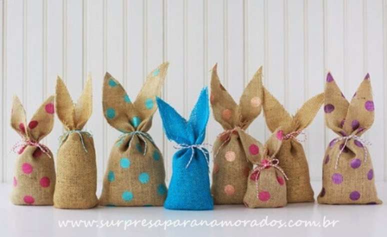 73. Esses sacos no formato de coelho podem ser lembrancinha de páscoa e decoração da festa