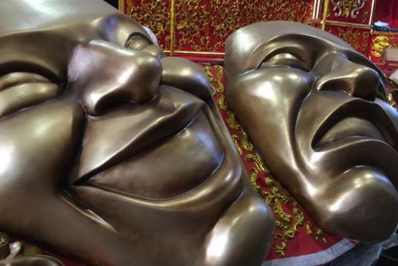 As máscaras-símbolo do teatro decoram uma das alegorias em homenagem ao artista Miguel Falabella
