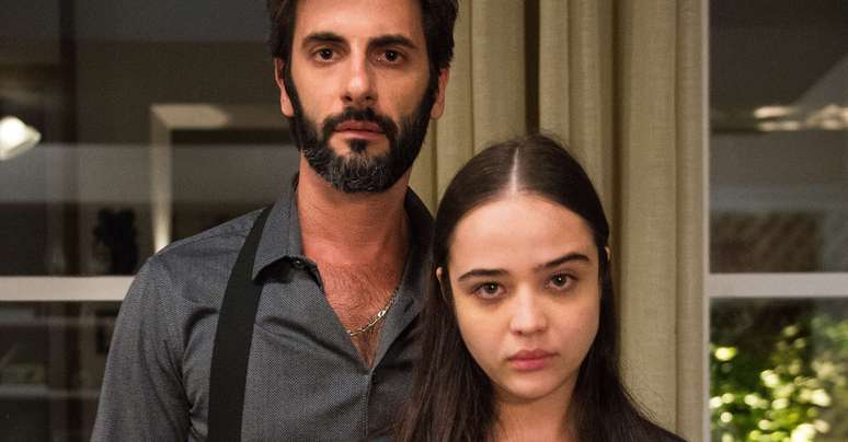 O abusador, Vinícius (Flávio Tolezani), e a vítima, Laura (Bella Piero): trama relevante abafada por conflito comercial.