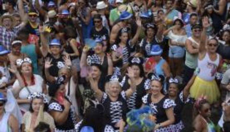 Rio de Janeiro - O Cordão da Bola Preta, mais antigo bloco em atividade no Rio de Janeiro, faz desfile comemorativo de seu centenário no centro da cidade ()