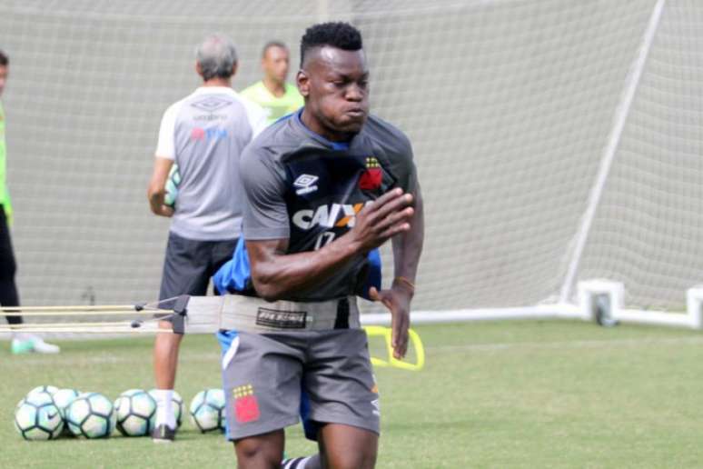 Paulão quer uma vaga no time do Vasco que encara o Jorge Wilstermann (Foto: Paulo Fernandes/Vasco)