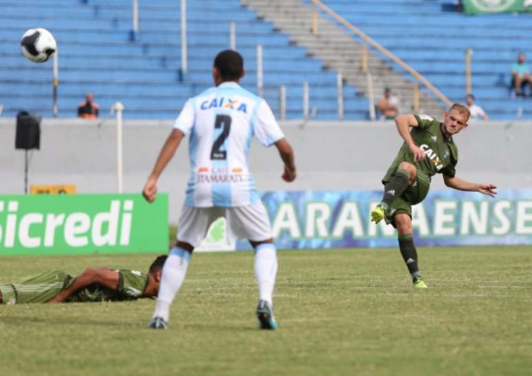 Júlio Rush cobrou falta com categoria e marcou um golaço para o Coxa. (Divulgação/Coritiba)