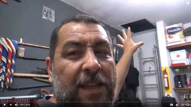 M&aacute;rcio Andrade mostra o seu 'bunker civil'; c&ocirc;modo protegido por concreto e a&ccedil;o cont&eacute;m suprimentos para situa&ccedil;&otilde;es de emerg&ecirc;ncia | Imagem: Reprodu&ccedil;&atilde;o/YouTube/Survivor's Guide