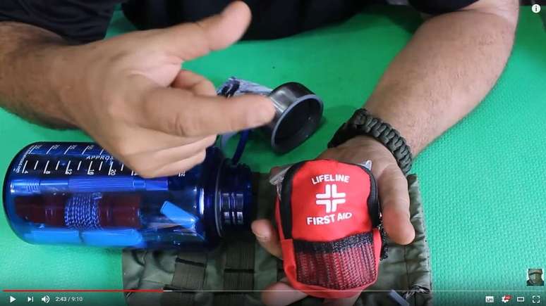 Tutoriais de sobrevivencialistas ensinam, entre outras coisas, a montar kits de sobreviv&ecirc;ncia | Imagem: Reprodu&ccedil;&atilde;o/YouTube/Survivor's Guide