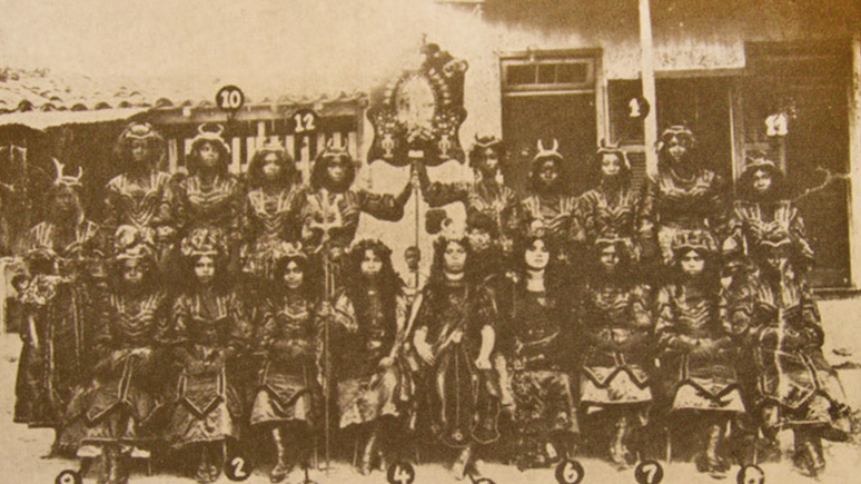 Integrantes do rancho Ameno Resedá na apresentação "A corte de Belzebu", em 1911 (crédito: UFF)
