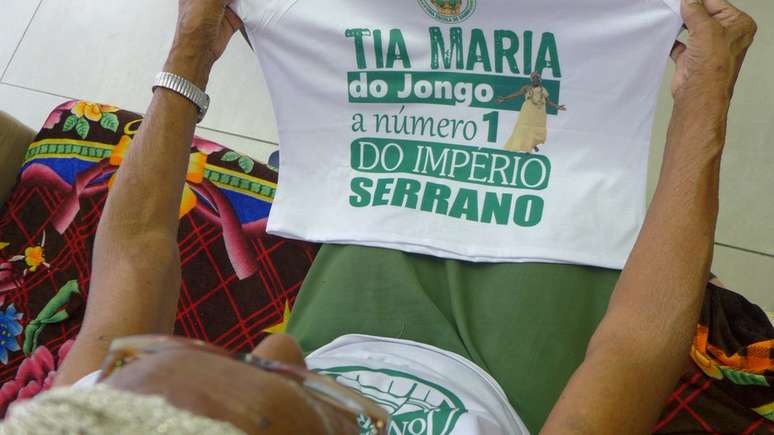 Ao lado do jongo, a escola de samba Império Serrano é a outra grande paixão de Tia Maria