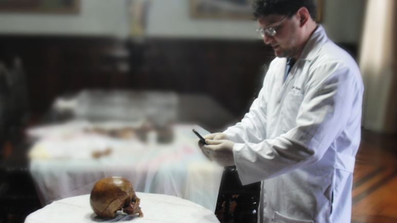 C&iacute;cero Moraes fotografa o cr&acirc;nio de Santa Paulina, em trabalho realizado h&aacute; dois anos | Foto: Divulga&ccedil;&atilde;o