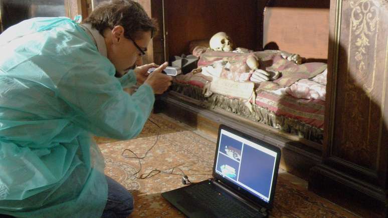 O italiano Luca Bezzi ficou encarregado de fotografar detalhadamente o cr&acirc;nio atribu&iacute;do a S&atilde;o Valentim - procedimento supervisionado pela Igreja Cat&oacute;lica | Foto: Luca Bezzi/ Divulga&ccedil;&atilde;o