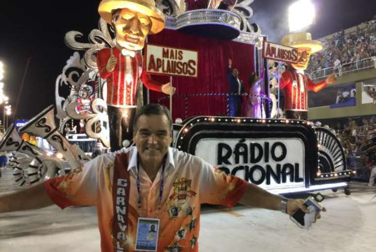 Carnavalesco Jaime Cezário, no desfile da Porto da Pedra, que homenageou as dez cantoras eleitas com o título de Rainha do Rádio 