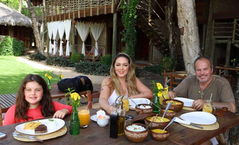 T&acirc;nia, Jayme e Maysa durante almo&ccedil;o na pousada.