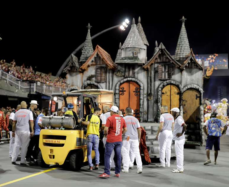 Carro do abre-alas da Independente Tricolor teve problema mecânico