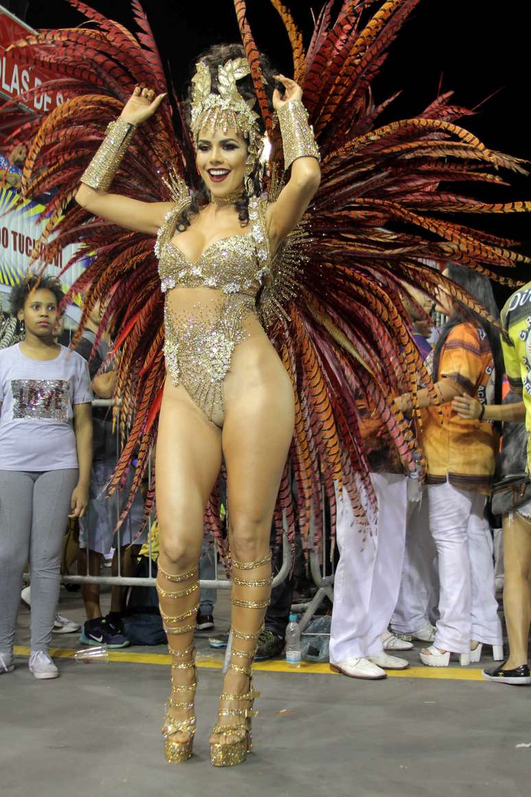 Daniela Albuquerque esteve à frente da bateria da Acadêmicos do Tucuruvi