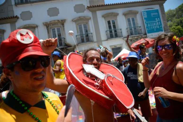 O bloco Cordão do Boitatá anima foliões no tradicional baile multicultural na Praça XV 