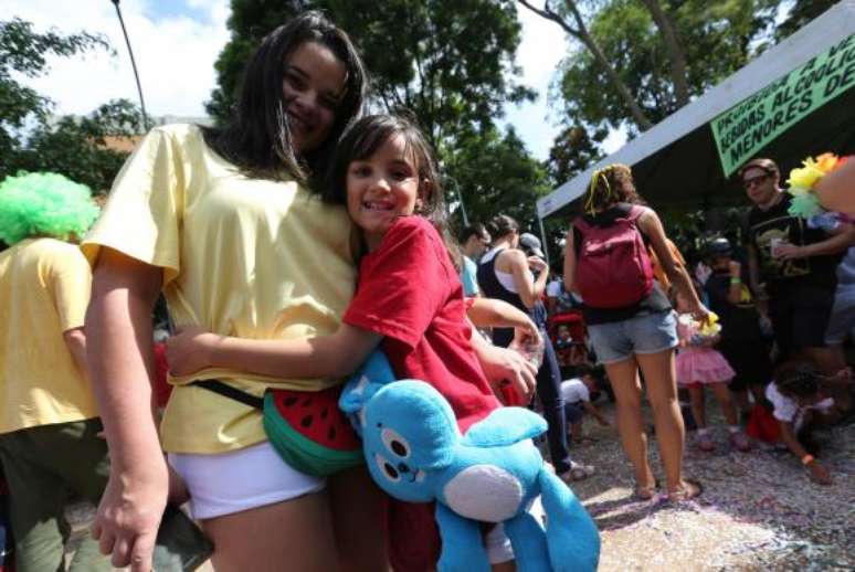 Brasília - Calina e Beatriz Maurer se fantasiaram de Magali e Mônica para cair na folia no bloco de rua infantil Tesourinha 