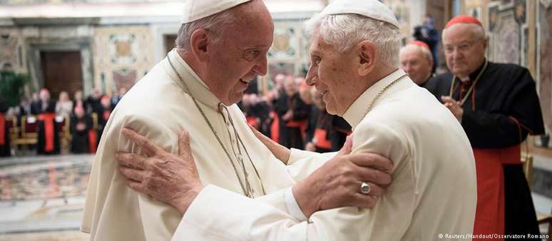 Papa Francisco (esq.) saúda seu antecessor no Vaticano, em 28/06/2018