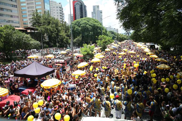 Milhares de pessoas invadiram neste domingo, em São Paulo, a avenida 23 de Maio, que pela primeira vez foi fechada para carros no Carnaval.