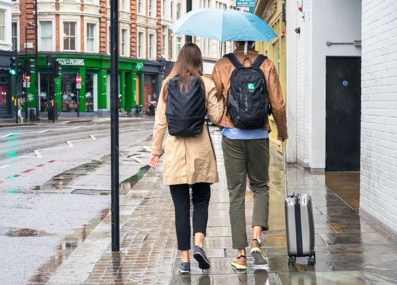 Os britânicos dirigem do lado esquerdo, mas caminham pelo lado direito