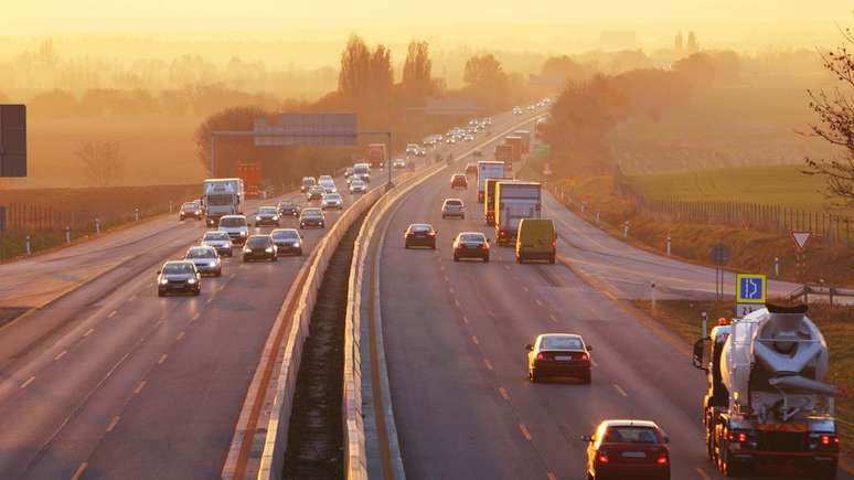 Segundo o Departamento de Transportes, não há planos para mudar a forma de dirigir no Reino Unido