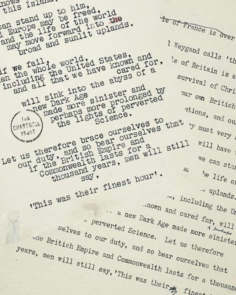 Rascunho e versão final do discurso de Churchill de 18 de junho de 1940; estadista formatava textos em formato de 'salmos' | Foto: Churchill Archives Centre, Churchill College, Cambridge, reproduzido com a permissão de Curtis Brown, London