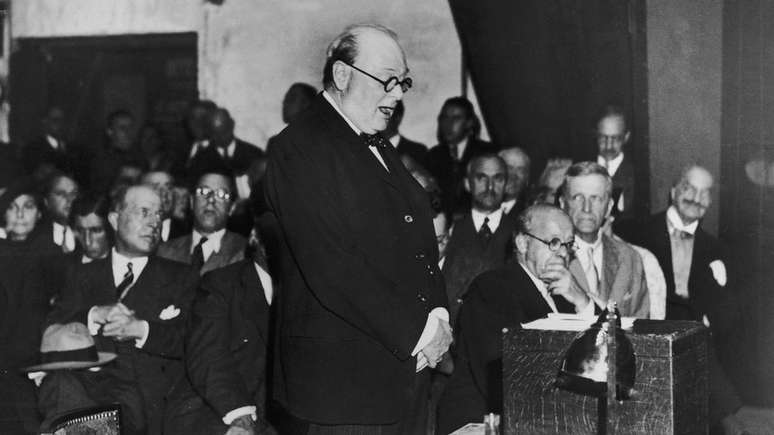 Winston Churchill fala em Paris, em foto de 1936; estadista sempre fez questão de fazer seus próprios discursos, abrindo mão de redatores