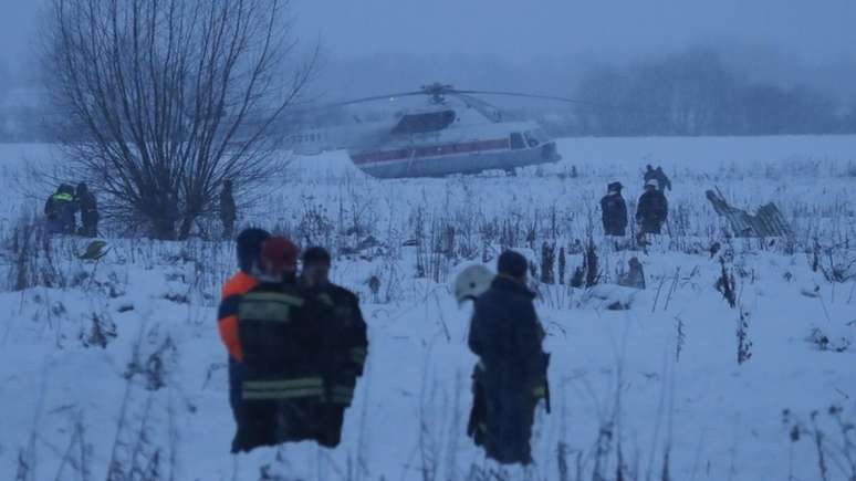 Equipes de emergência no local onde o avião caiu
