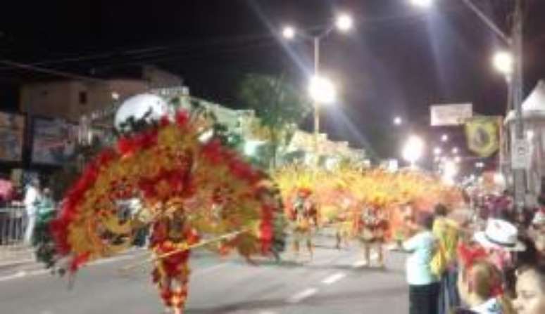 Desfile de maracatus no carnaval de Fortaleza