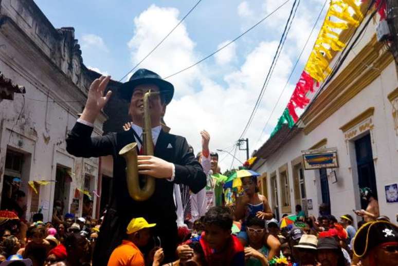 Os bonecos gigantes, tradição do carnaval pernambucano, desfilaram mais uma vez pelas ruas de Olinda