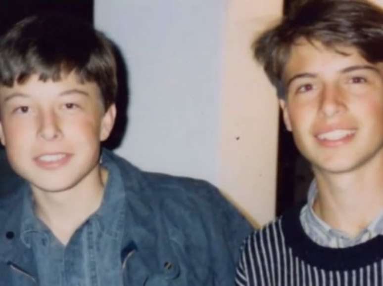 Elon Musk (à esquerda) na época em que sofria bullying (Reprodução: Divulgação)