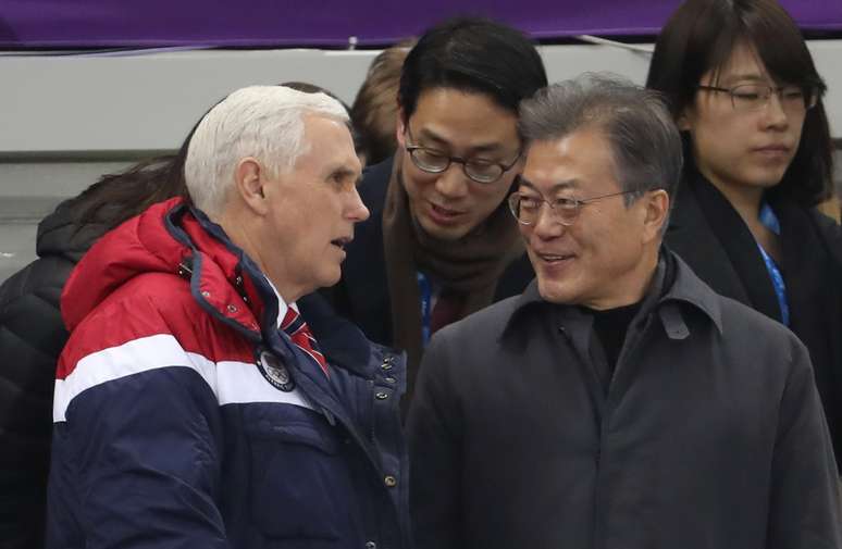 Vice-presidente dos EUA, Mike Pence (esquerda), conversa com o presidente da Coreia do Sul, Moon Jae-in durante os Jogos Ol&iacute;mpicos de Inverno em Pyeongchang
10/02/2018
REUTERS/Damir Sagolj