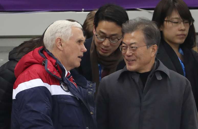 Vice-presidente dos EUA, Mike Pence (esquerda), conversa com o presidente da Coreia do Sul, Moon Jae-in durante os Jogos Olímpicos de Inverno em Pyeongchang
10/02/2018
REUTERS/Damir Sagolj
