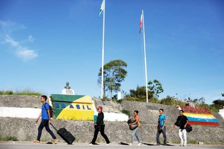 Venezuelanos cruzam a fronteira e entram no Brasil pelo município de Pacaraima, em Roraima
16/11/2017
REUTERS/Nacho Doce