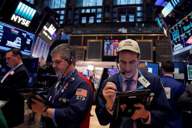 Operadores durante pregão na Bolsa de Nova York
21/12/2016
REUTERS/Andrew Kelly