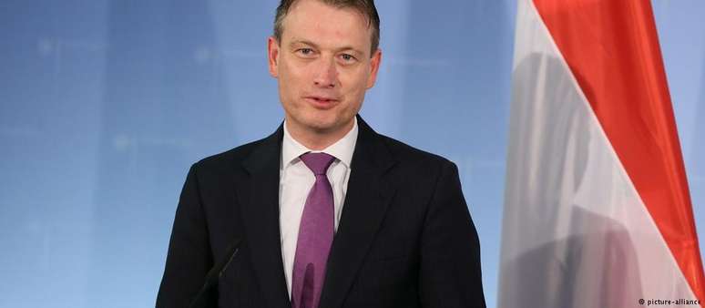 Halbe Zijlstra, do conservador-liberal VVD, é ministro do Exterior desde outubro de 2017