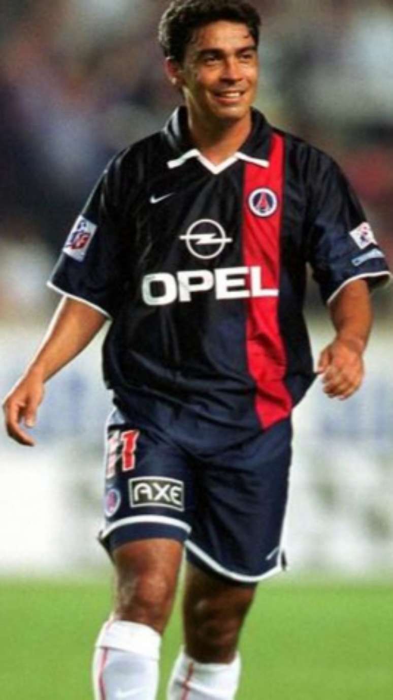 Alex Dias defendeu o PSG entre os anos de 2001 e 2002 (Reprodução)