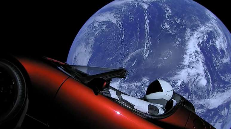 Tesla Roadster alcançou órbita da Terra em uma primeira parada em seu caminho sem retorno. (Foto: SpaceX)