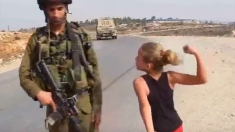 Quando tinha 11 anos, Ahed Tamimi foi filmada ameaçando dar um soco num soldado israelense | Imagem: YouTube