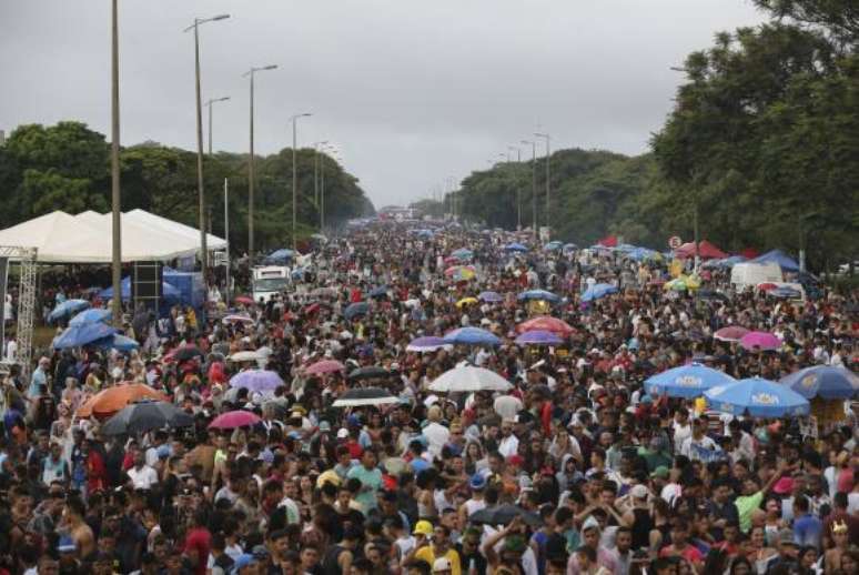 Bloco Raparigueiros agita foliões nesta terça de carnaval no DF