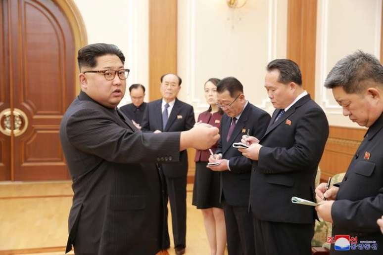 Líder norte-coreano, Kim Jong Un (esq), se encontra com membros de comitiva da Coreia do Norte que participaram de cerimônia de abertura de Jogos Olímpicos de Inverno em Seul.