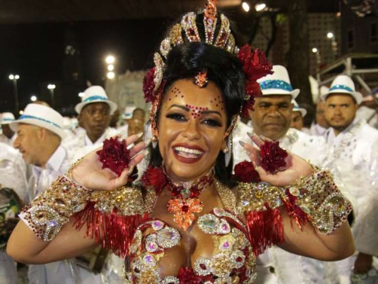 Raíssa Oliveira, há 17 anos como Rainha da Beija-Flor, se emocionou com vitória no Carnaval de 2018
