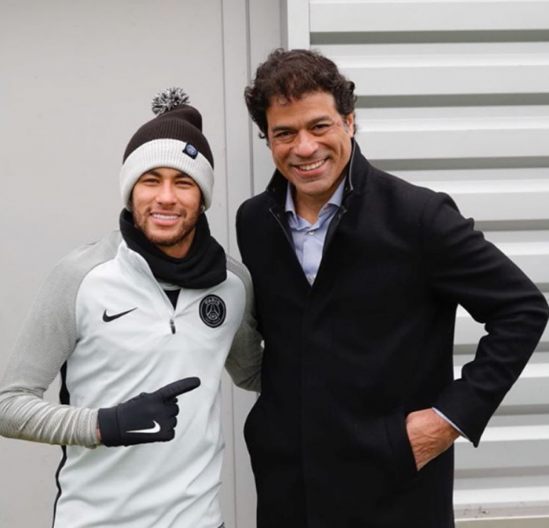 Ídolo do PSG, Raí visitou o ex-clube e posou para foto com Neymar (Reprodução/Instagram)
