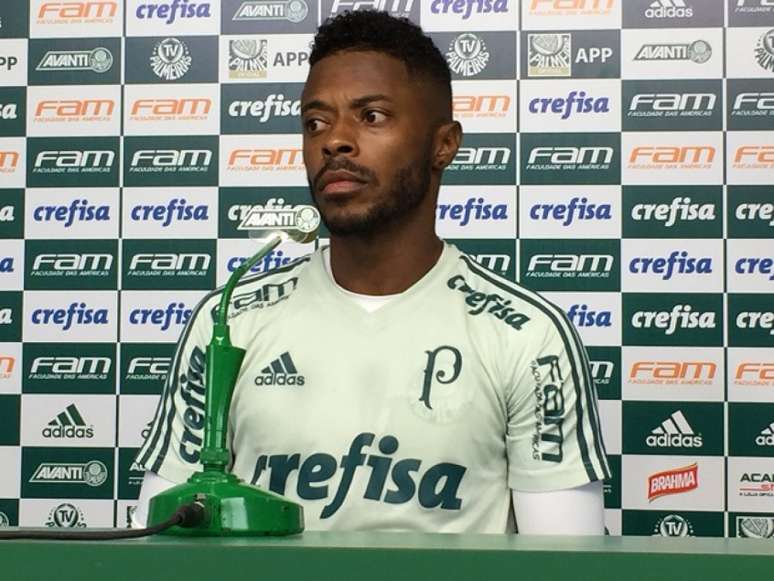 Michel Bastos durante a entrevista desta terça-feira, na Academia (Foto: Thiago Ferri)