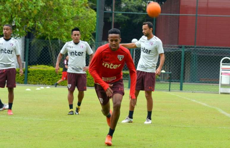 O lateral-direito foi a novidade do penúltimo treino do São Paulo antes do duelo com o CSA (Érico Leonan/saopaulofc.net)