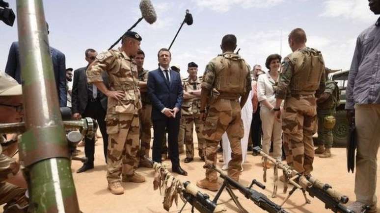 Presidente francês, Emmanuel Macron visitou seus soldados na região