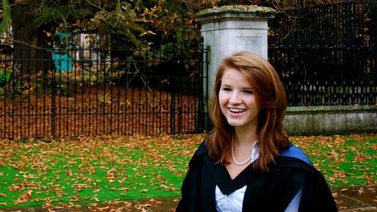 Uma década após iniciar estudos em uma instituição de ensino formal, sem qualquer tipo de formação, Tara se formou em Cambridge