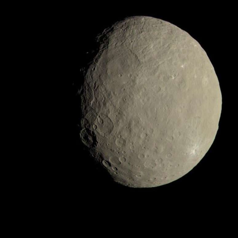 Produzida pelo Centro Aeroespacial Alemão, essa imagem do asteroide Ceres combina várias fotos tiradas pela sonda da Nada Dawn, em 2015