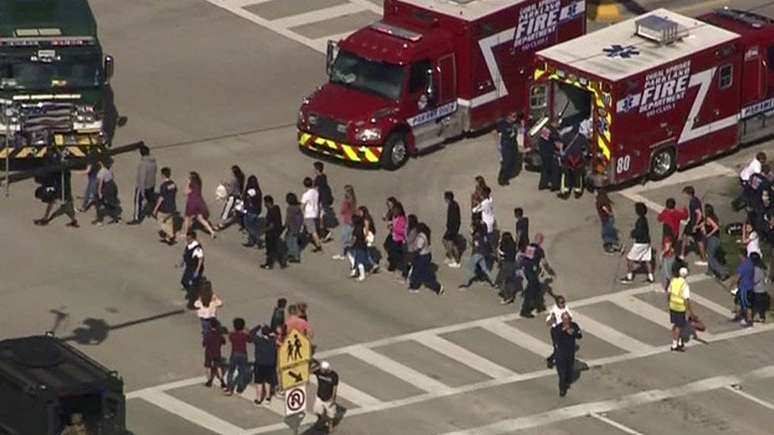 Estudantes são evacuados da escola Marjory Stoneman Douglas High School; autor suspeito pelo ataque foi detido