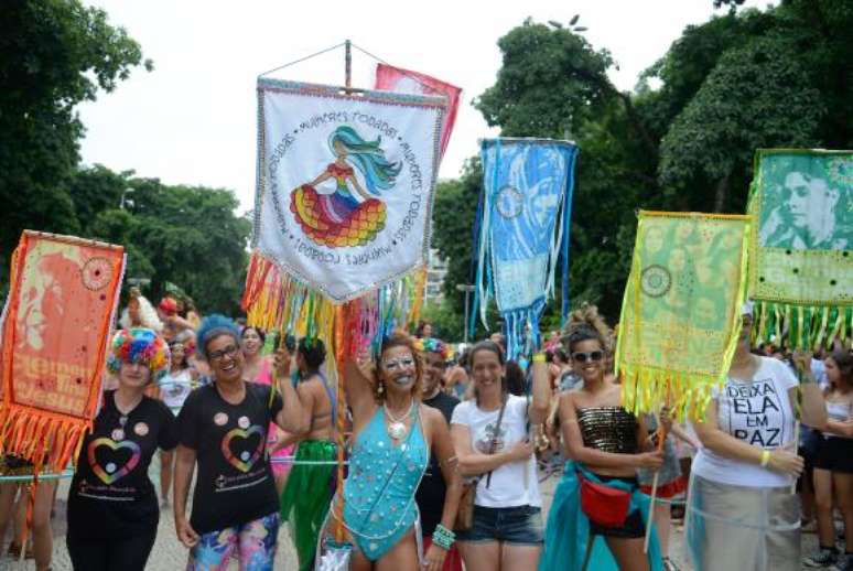 O bloco feminista Mulheres Rodadas desfila no Largo do Machado, zona sul do Rio