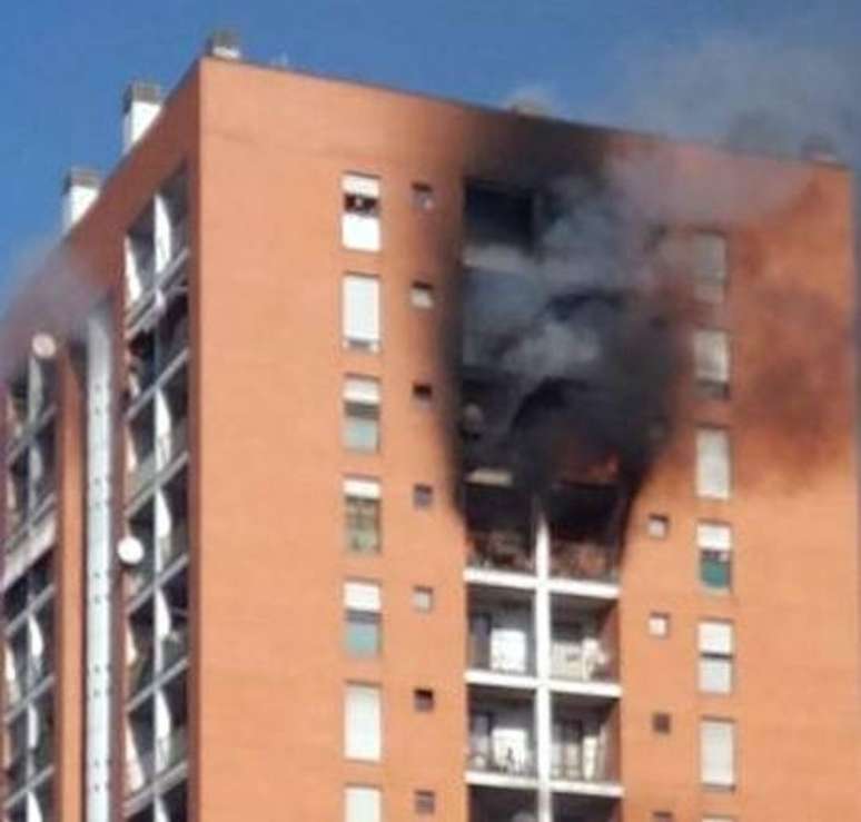 Incêndio em prédio deixa 7 feridos em Milão, na Itália