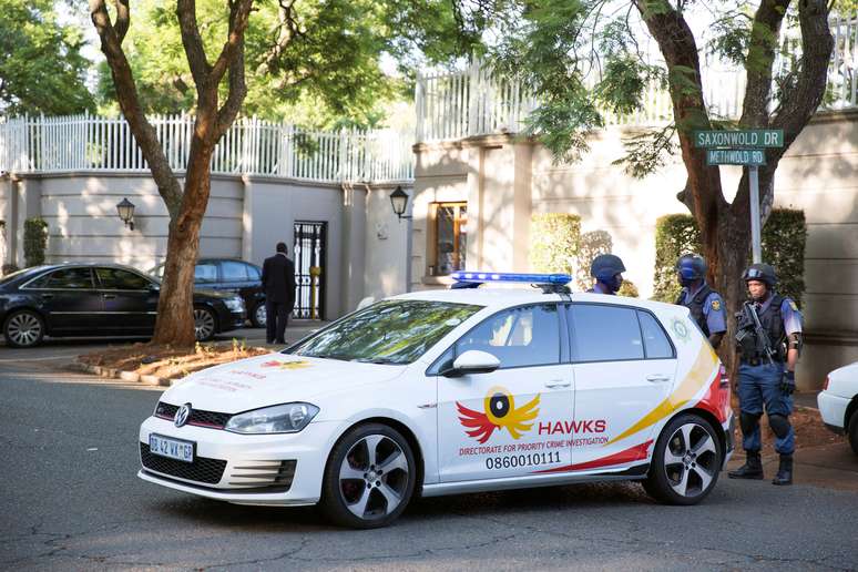 Polícia sul-africana bloqueia rua ao redor de casa da família Gupta em Johanesburgo 14/02/2018 REUTERS/James Oatway
