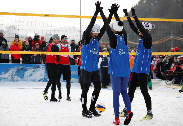 Partida de exibi&ccedil;&atilde;o de v&ocirc;lei na neve em Pyeongchang 14/02/2018 REUTERS/Kim Hong-Ji